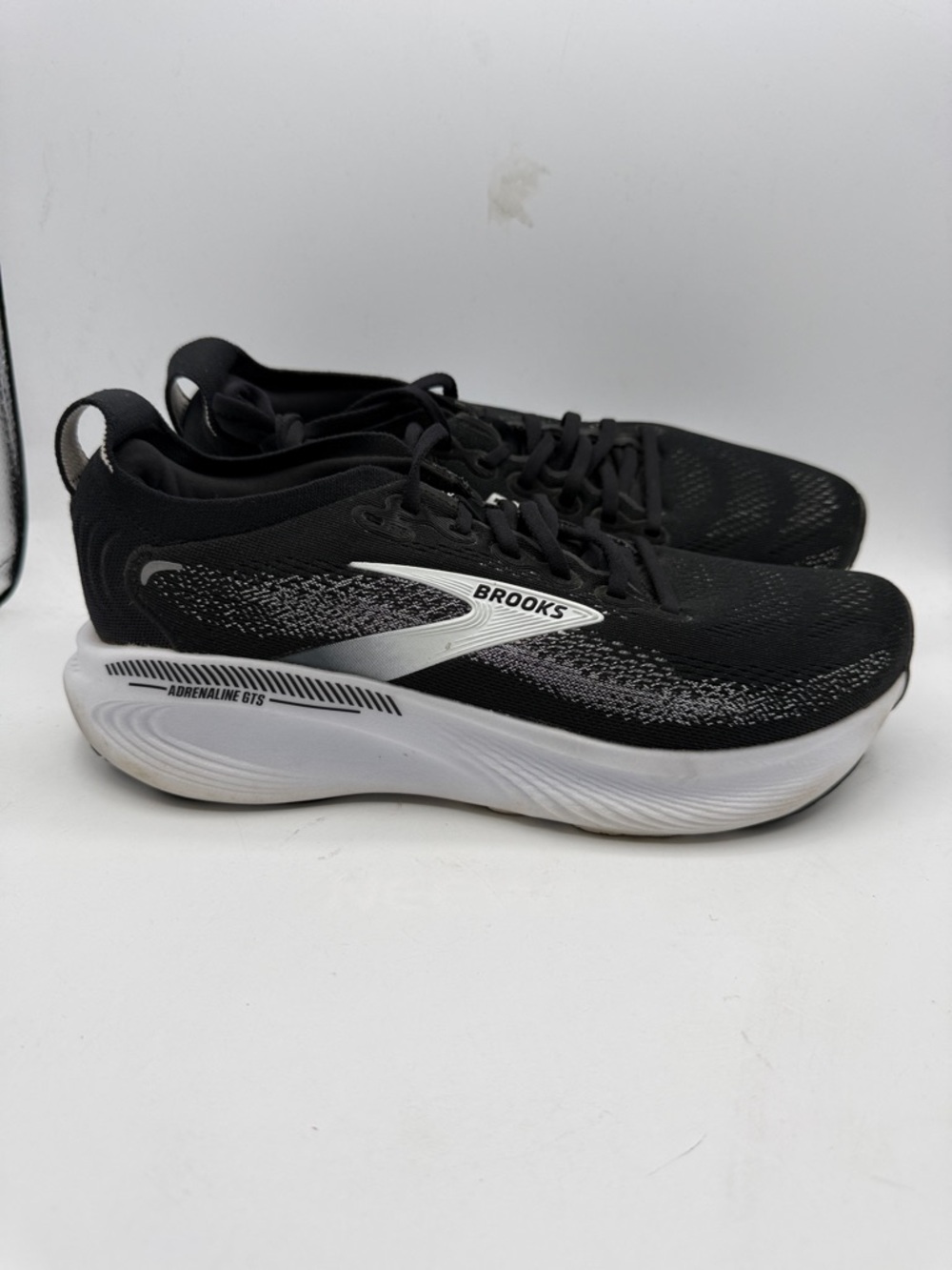 Brooks Adrenaline 25 GTS women’s 10 Black and White Running Sneakers S7